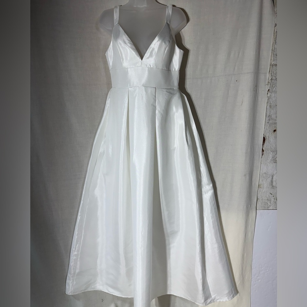 Lulus Manju Elegant sleeveless ivory Wedding Gown Size Medium - Picture 6 of 16